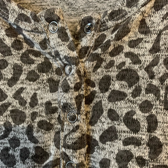 Sweet Romeo Womens Long Sleeve Thumbhole Top, XL, Like New, Snap Button Closure - Picture 5 of 12